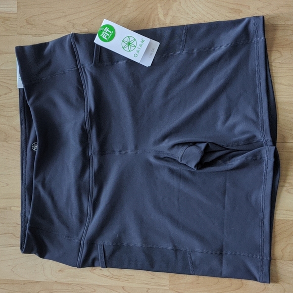 GAIAM OM-Fit Hi-Rise Mesh Pocket Short - Size L - Picture 1 of 4